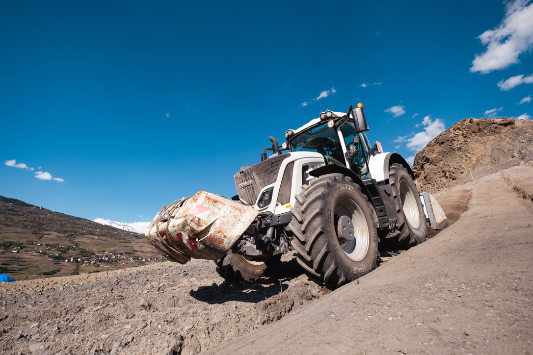 Tracteur avec concasseur sur une piste en pente
