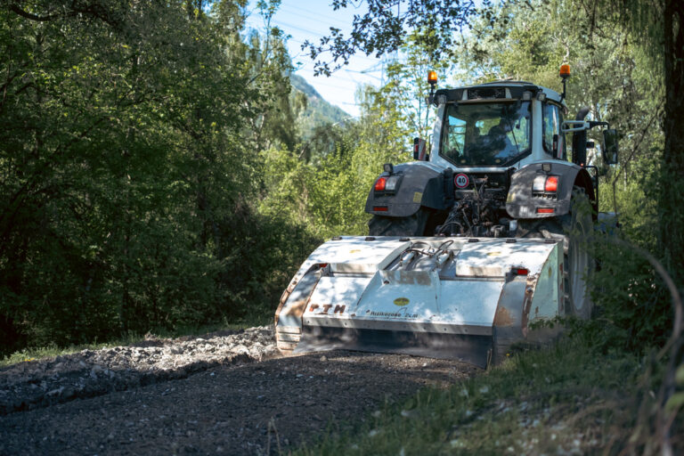 Tracteur avec concasseur sur un chemin