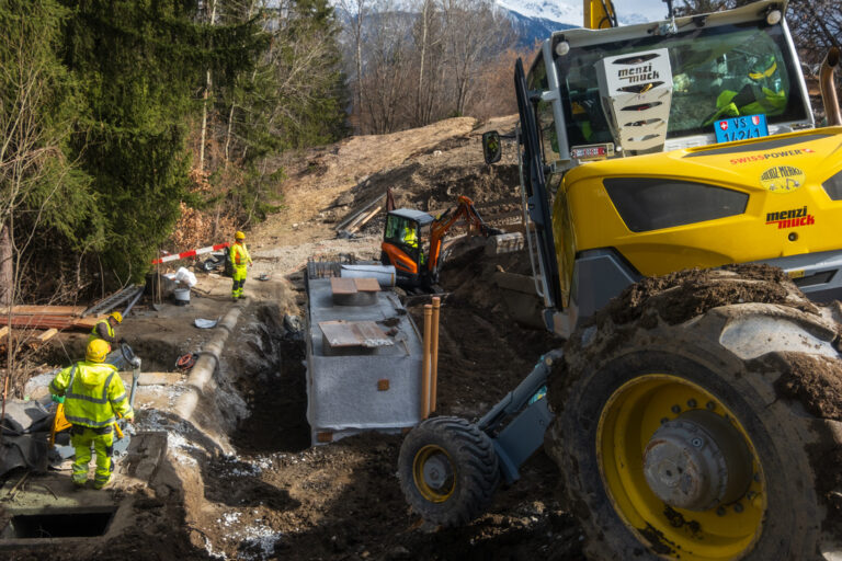 Chantier de génie civil avec une Menzi Muck