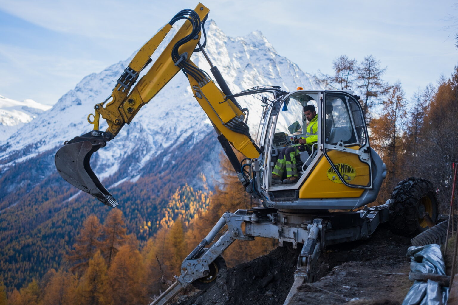Pelle araignée Menzi Muck sur un talus en montagne