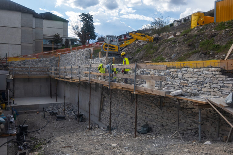 Construction d'un mur en pierres