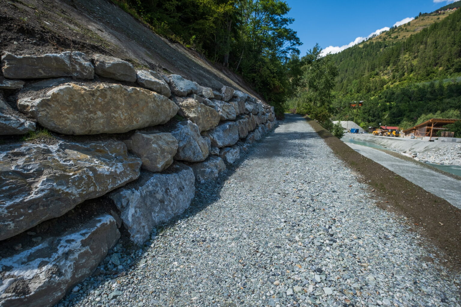 Enrochement le long d'un chemin en gravier