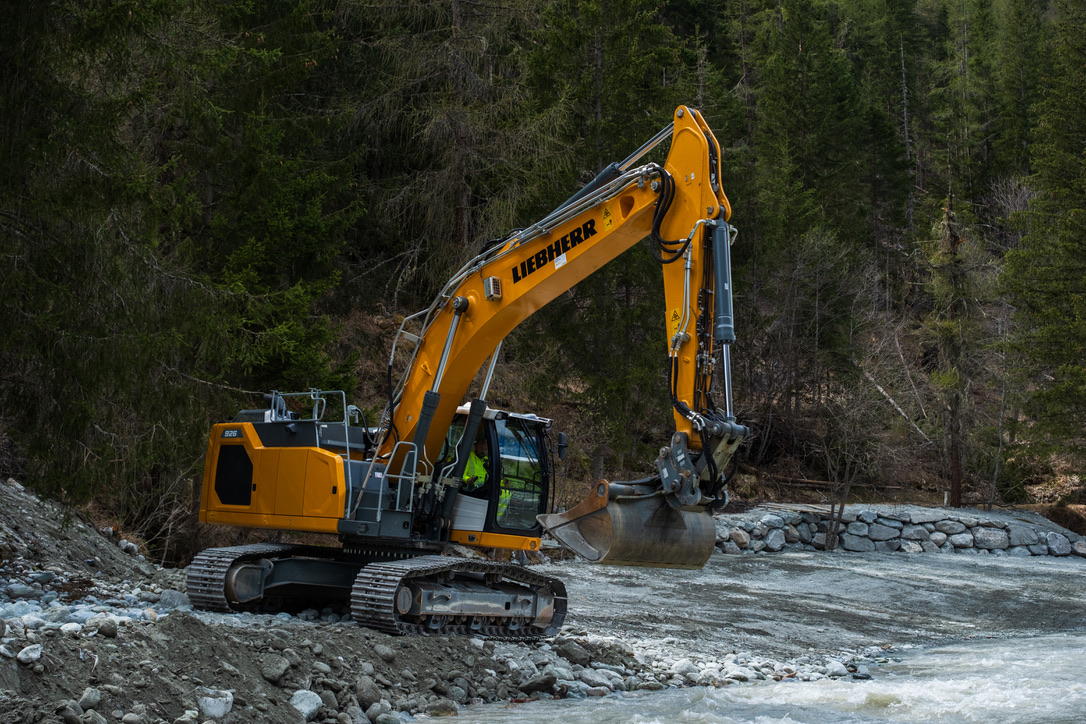 Pelle Liebherr travaillant dans le lit d'une rivière
